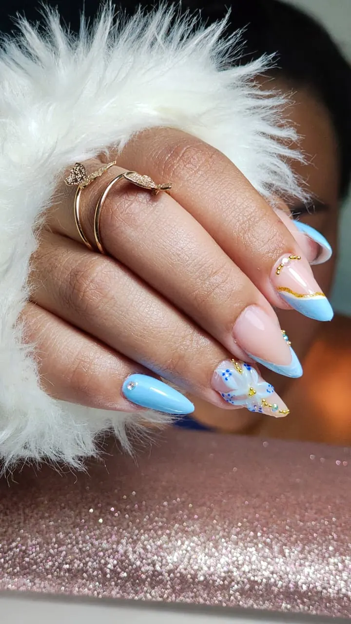 Nail art delicada com flores rosas em relevo
