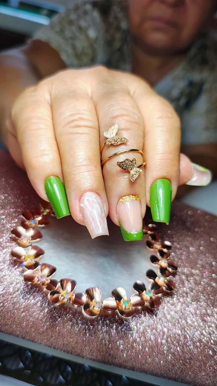 Unhas verdes com detalhes nude e dourado